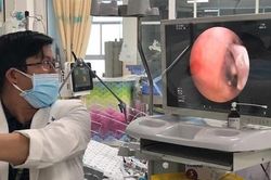 Ăn cháo lươn, bé gái 7 tháng tuổi hóc xương vào phổi