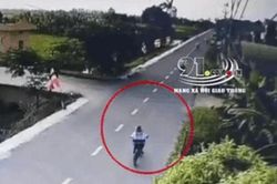 Bé trai đang đạp xe sang đường bất ngờ bị xe bán tải lao nhanh đâm kinh hoàng, kéo lê 15m rồi rơi thẳng xuống sông