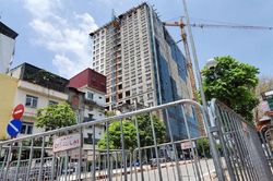 Hà Nội: Cắt mái bê tông tầng 18 tòa nhà 8B Lê Trực