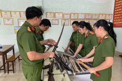 Tuyên truyền vận động người dân giao nộp hơn 100 vũ khí, vật liệu nổ, công cụ hỗ trợ