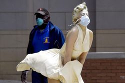 Nàng Marilyn Monroe và các bức tượng trên thế giới cũng đeo khẩu trang