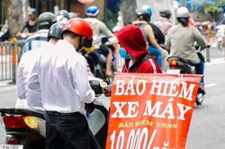 Có mua được bảo hiểm xe máy giá 10.000 đồng trên vỉa hè?