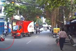 Xe máy vượt phải bị xe tải đâm ngã xuống đường