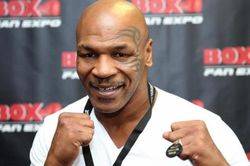 Khoảnh khắc Mike Tyson kiệt sức và tuyên bố giải nghệ
