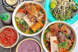 5 món bún nóng hổi hút khách vào chiều mưa ở TP.HCM