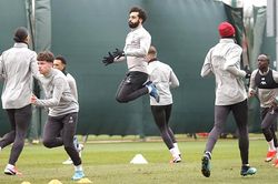 Premier League: Ngày bóng lăn trở lại không còn xa