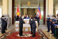 Quốc hội Việt Nam tặng khẩu trang cho Campuchia