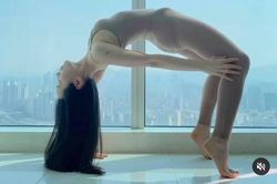 Tư thế yoga gợi cảm của mỹ nhân Hàn khiến fan 'xịt máu mũi'