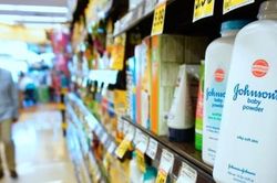 Johnson & Johnson ngừng bán phấn rôm trẻ em nghi chứa chất gây ung thư