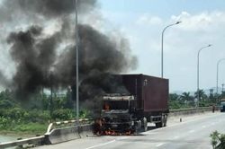 Xe container cháy ngùn ngụt giữa trưa