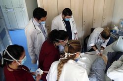 Chùm ảnh sinh viên bất chấp nguy hiểm tham gia cứu bệnh nhân Covid-19
