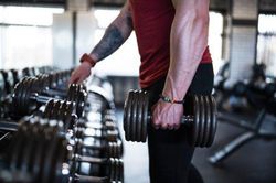 Lý do thật sự khiến việc tập gym làm nam giới yếu sinh lý