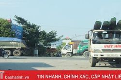 Đèn tín hiệu 'ngủ quên', xe cộ 'giành giật' nhau tại ngã tư ở Can Lộc