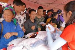 Si Ma Cai: Trên 500 hộ dân được hỗ trợ tại Chợ nhân đạo điểm của tỉnh