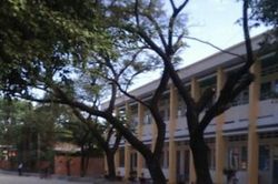 Nam phụ huynh xông vào trường dùng nón bảo hiểm đánh cô giáo chấn thương đầu phải đi cấp cứu