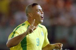 Ronaldo 'béo' và bí quyết ghi bàn từ môn futsal