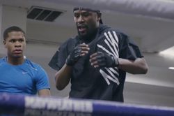 Mayweather huấn luyện cho nhà vô địch WBC hạng nhẹ