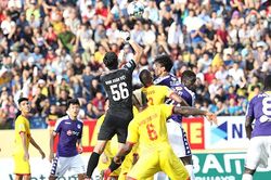 Bóng lăn dưới những khán đài cuồng nhiệt