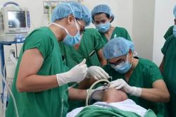 Điều trị thành công cho người bệnh bị kẹt vỏ thuốc trong khí quản