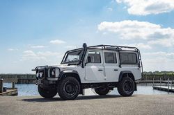 Range Rover Defender 1993 'hồi sinh' đẹp và hiện đại hơn