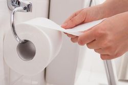 Lâu nay chúng ta vứt giấy vệ sinh sai chỗ, cực mất vệ sinh