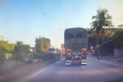 Va chạm với xe đầu kéo, ô tô bị đâm xoay 180 độ