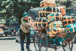 Nhọc nhằn mưu sinh giữa trời nắng nóng 'đổ lửa' ở miền Trung