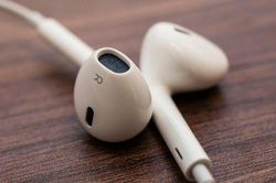 Sẽ không có EarPods theo hộp iPhone 12, Apple muốn ép người dùng mua AirPods?