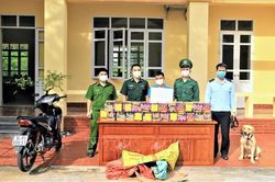 Mật phục, bắt giữ đối tượng vận chuyển 72 kg pháo nổ