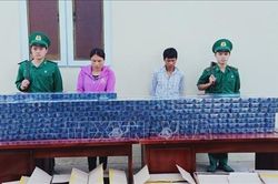 Bắt 2 vợ chồng vận chuyển gần 4.500 bao thuốc lá lậu qua biên giới