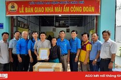 Trao 'Mái ấm Công đoàn' cho công đoàn viên ở Châu Phú