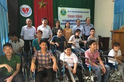 TT Huế : Trao 18 xe lăn và quà đến người khuyết tật