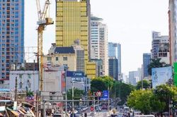 Cao ốc dát vàng gây chói mắt giữa mùa hè ở Hà Nội