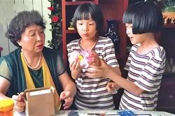 Cảnh già lao lực, kiệt quệ của người mẹ sinh con ở tuổi 60