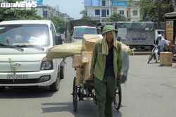 Nhọc nhằn mưu sinh giữa trời nắng nóng hơn 40 độ C ở miền Trung