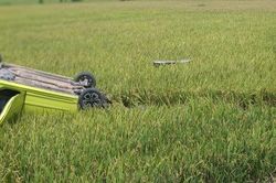 Hốt hoảng chiếc xe ô tô con nát bét lật ngửa dưới ruộng