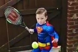 Cậu bé thi triển tuyệt kỹ của Federer