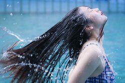 Hot girl múa côn sợ không ai yêu vì quá mạnh mẽ