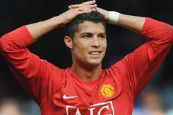 Ronaldo lỡ cơ hội trước gôn trống và những pha hỏng ăn khó tin