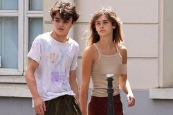Con trai Johnny Depp lần hiếm hoi xuất hiện trên phố