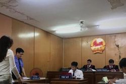 Gọi 'tình địch' và nữ nhân viên lên phòng họp để dằn mặt, đánh ghen