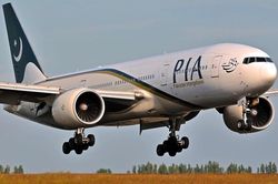 NÓNG: Máy bay Pakistan chở 91 hành khách rơi gần sân bay