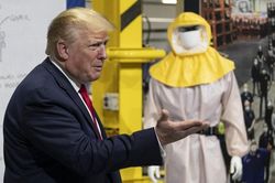 Ông Trump hứng chỉ trích khi từ chối đeo khẩu trang khi đi 'vi hành'