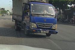 Xe tải 'phi' vào làn ngược chiều Quốc lộ 10 khiến loạt container khiếp vía