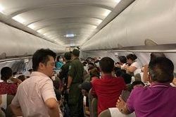 Lăng mạ tiếp viên, nam hành khách phải rời máy bay