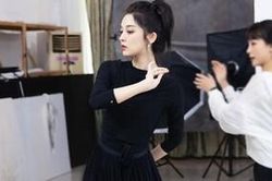 Sau hình ảnh phát tướng tại buổi khai máy, Cổ Lực Na Trát khiến dân mạng 'tròn mắt' vì loạt ảnh tập vũ đạo với thân hình mảnh mai