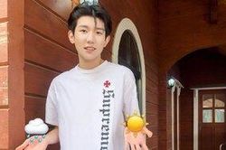 Vương Nguyên xuất hiện với dáng vẻ nho nhã nhưng ánh nhìn của dân mạng 'đổ dồn' vào dòng chữ ý nghĩa trên ốp lưng điện thoại