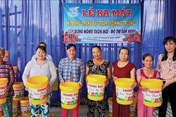 Ra mắt mô hình 'Thùng rác thân thiện môi trường' và 'Phụ nữ xách giỏ đi chợ hạn chế sử dụng túi ni lông'