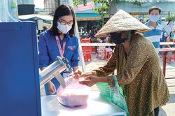 Tặng 21,5 tấn gạo cho người nghèo