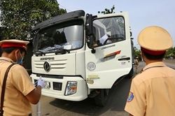 CSGT bám đường ngày nắng nóng xử lý xe quá tải trên QL1A